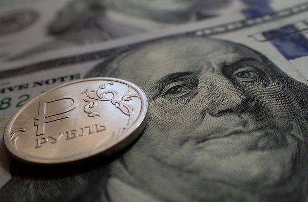 Обменный курс доллара с расчётами «завтра» упал на 68 копеек