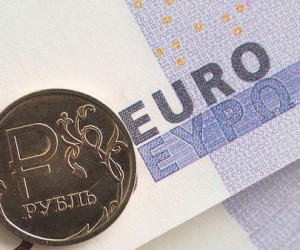 Рубль начал неделю под сильным давлением доллара и евро Рубль начал неделю под сильным давлением доллара и евро