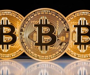 Биткоин: курс криптовалюты зацепился за отметку $10 000