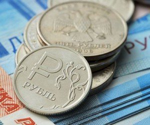 Рубль продолжает упорно снижаться