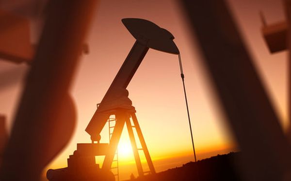 Курс нефти остается на минимумах прошлого года теряя около 1%