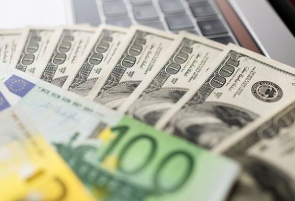 Валютный рынок: Доллар и евро падают из-за страхов инвесторов