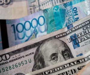 Курс тенге валится на фоне паники на мировых рынках Курс тенге валится на фоне паники на мировых рынках