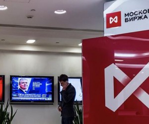 Российский фондовый рынок возобновил падение теряя более 2.5% Российский фондовый рынок возобновил падение теряя более 2.5%