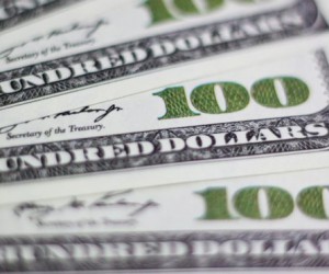 Курс доллара в ближайшее время будет расти, рубль будет падать продавать евро и доллары рано