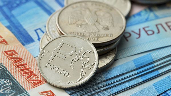 Рубль начал день небольшим падением в районе 6.3 за доллар