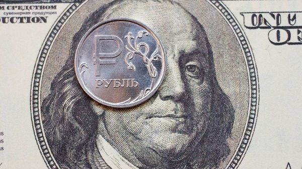 Стоит ли покупать доллары или евро, эксперт дал прогноз рубля на ближайшие дни