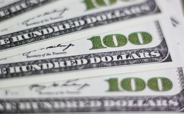 Курс доллара в ближайшее время будет расти, рубль будет падать продавать евро и доллары рано