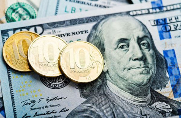 Курс рубля падает из-за нефти и распространения COVID-19  в России