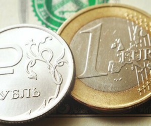 Доллар и евро растут против рубля на фоне краха нефтяных цен