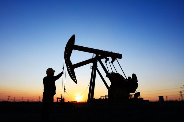 Мировые цены на нефть растут ожидая сокращения добычи в мире