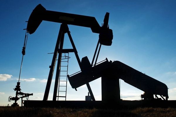 Крах нефти в понедельник и неожиданная реакция рубля, что происходит на рынке