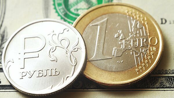 Доллар и евро растут против рубля на фоне краха нефтяных цен