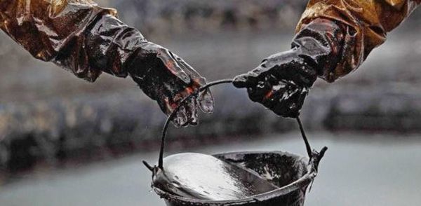 Антирекорды нефти поддерживают рост доллара и давят на рубль