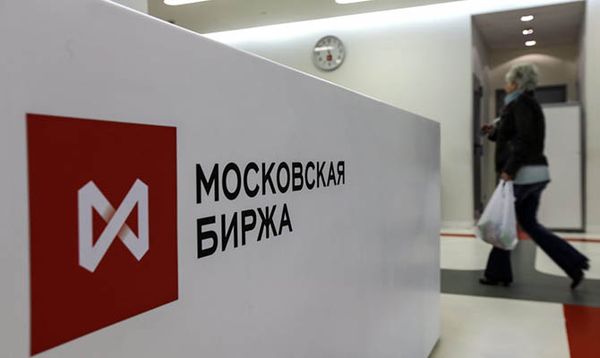 Российский фондовый рынок остается подавленным 