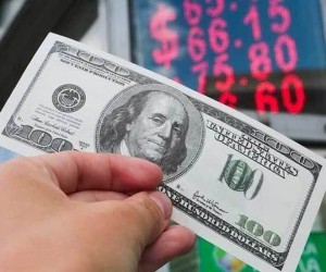 Почему россияне покупают доллары? Почему россияне покупают доллары?