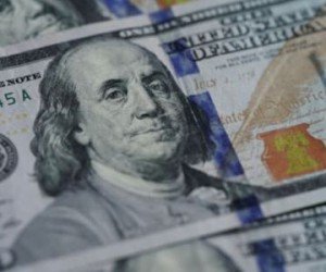 Доллар ослаб против рубля, инвесторы вернулись к покупке рисковых активов