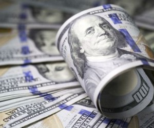 Почему мир продает доллары