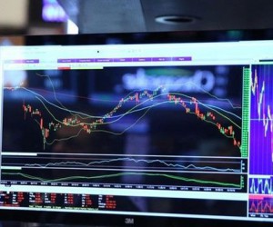 Фондовые рынки растут на дешевых деньгах, валюты под давлением