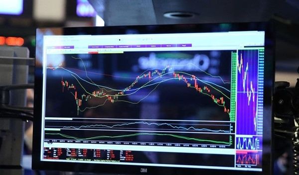 Фондовые рынки растут на дешевых деньгах, валюты под давлением
