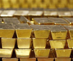 Курс золота: Инвесторы продолжают скупать металл опасаясь кризиса Курс золота: Инвесторы продолжают скупать металл опасаясь кризиса