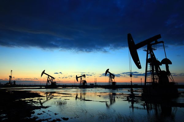 Мировые цены на нефть рухнули на 38% по итогам первого полугодия