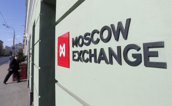 Российский рынок акций попал под давление продавцов