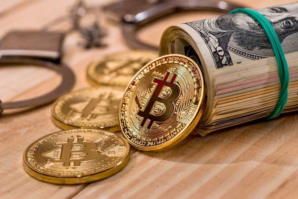 Курс биткоина упал после взлома твиттер-аккаунтов американских предпринимателей