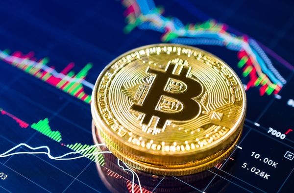 Курс биткоина за неделю потерял почти 5%, рынок криптовалют стагнируют