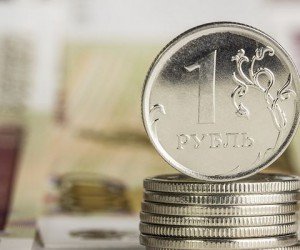 Рубль сдерживает давление доллара