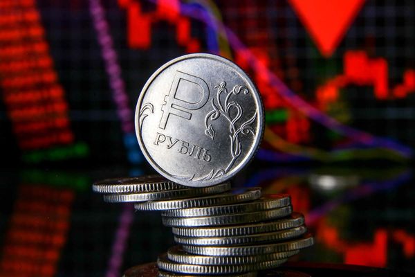 Рубль рухнул ниже 77 рублей, что происходит с долларом сейчас