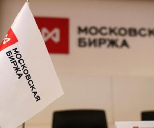 Российский рынок акций удерживает позиции под натиском негатива