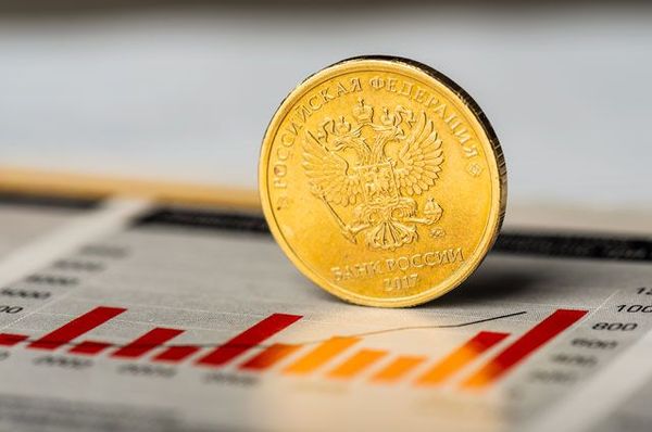 Рубль укрепился против доллара почти на 1%