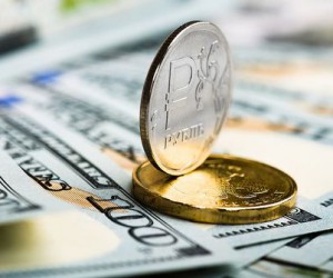 Рубль продолжит торговаться вблизи 77 за доллар Рубль продолжит торговаться вблизи 77 за доллар