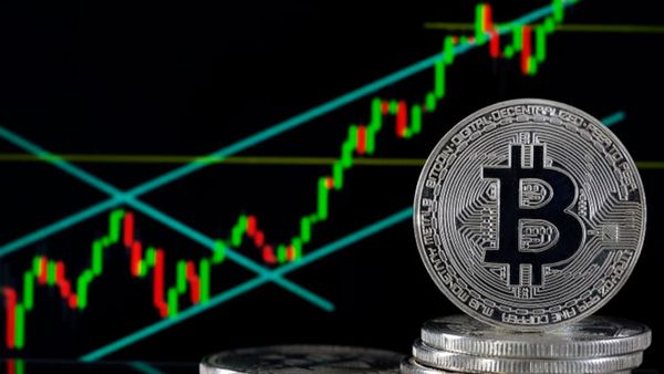 Курс биткоина цепляется за отметку $13700