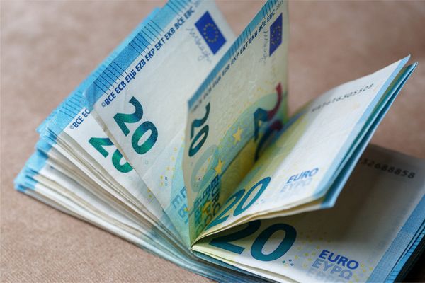 Курс евро слабеет несмотря на позитивные новости