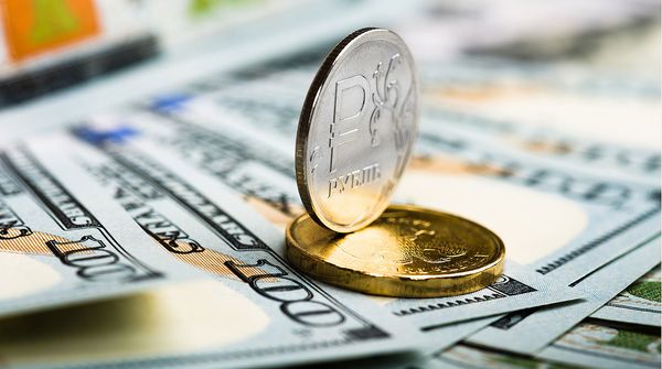 Рубль удерживает уровень 76 за доллар