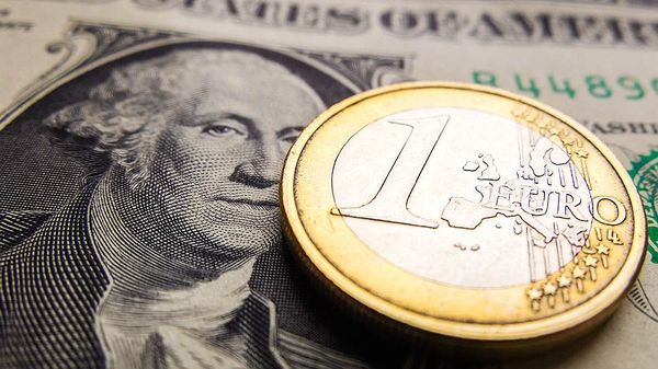 Курс евро вырвался вверх против доллара
