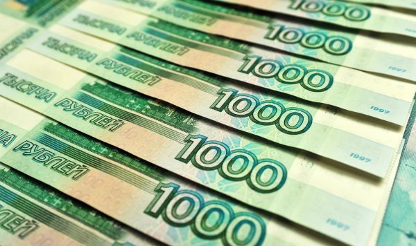 Рубль сдал позиции против доллара после шести дней роста