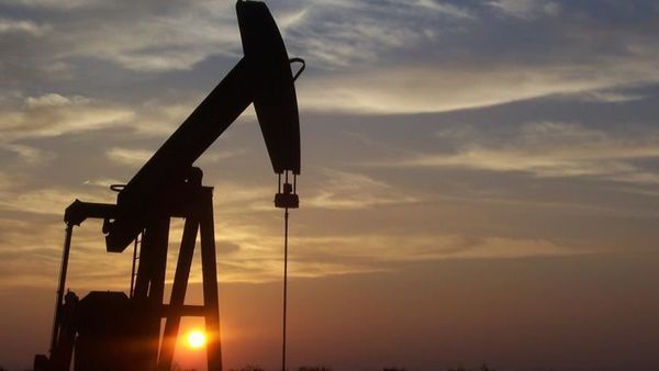 Курс нефти упал к недельным минимумам до $49.3