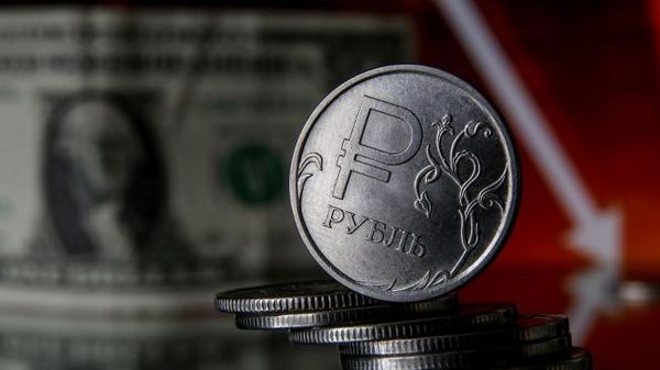 Рубль усилил позиции на дорогой нефти