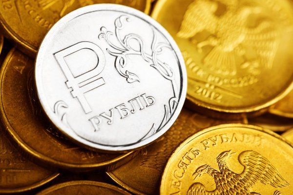 Российский рубль продолжает рост против доллара и евро