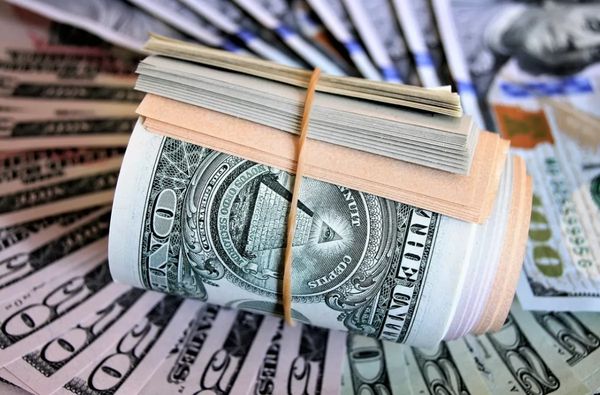 Доллар растет на снижении акций и облигаций