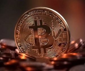 Курс рубля растет против доллара и биткоина Курс рубля растет против доллара и биткоина