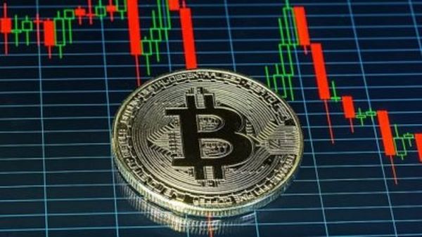 Крипторынок толкают отдельные спекуляции. Это конец пузыря биткоина?