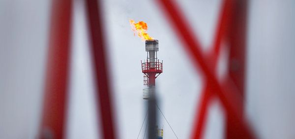Нефть резко подорожала после принятия пакета помощи в США, и снижения запасов сырья