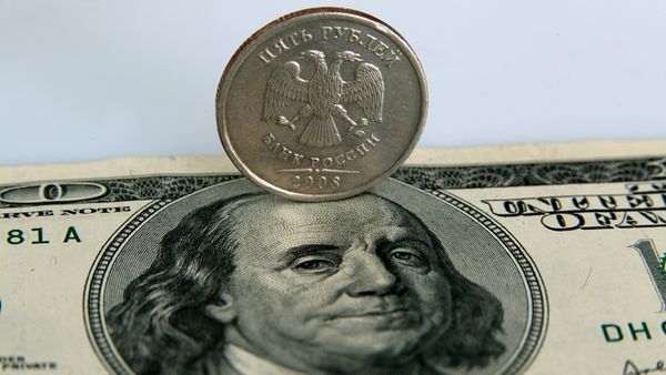Курс рубля крутится вблизи 75.60 за один доллар с перспективой уйти выше