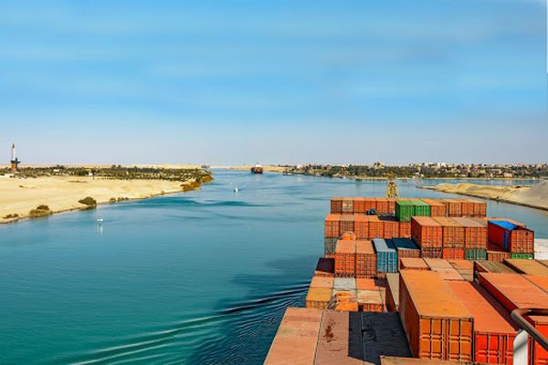 Египет хочет $1 млрд за затор в Суэцком канале