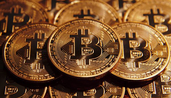 Биткоин демонстрирует снижение на 2% и торгуется за $57,000