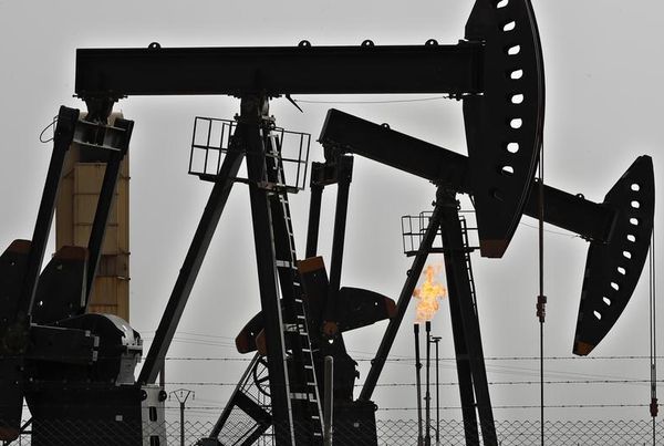 Цена нефти на мировых рынках падает, ситуация с пандемией в Индии ограничит спрос Цена нефти на мировых рынках падает, ситуация с пандемией в Индии ограничит спрос